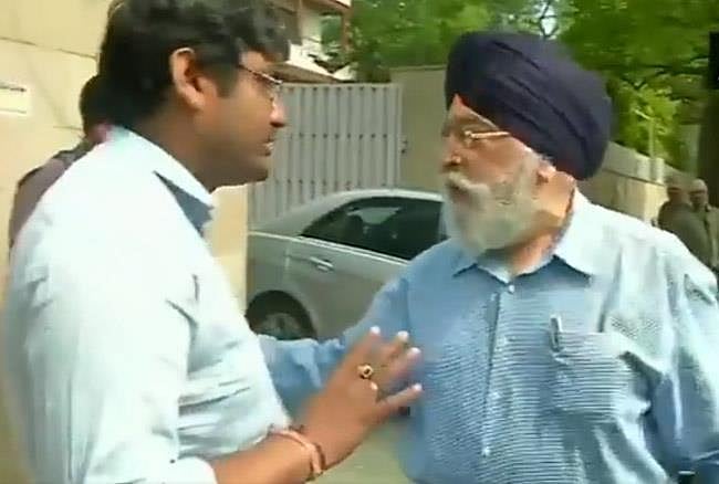 शिरोमणि अकाली दल दिल्ली के नेता के भाई ने किया पाक अफसर का सम्मान, सवाल पूछने पर पत्रकार से की बदसलूकी
