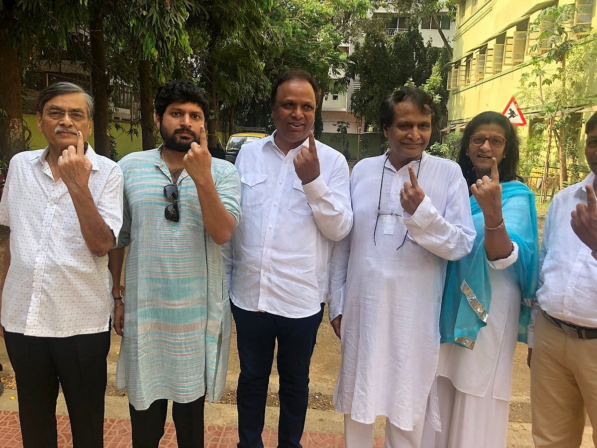 लोकसभा चौथा चरण मतदान LIVE: चुनाव  आयोग ने माना कई जगह वीवीपैट नहीं चला, कई जगह बदली गईं ईवीएम