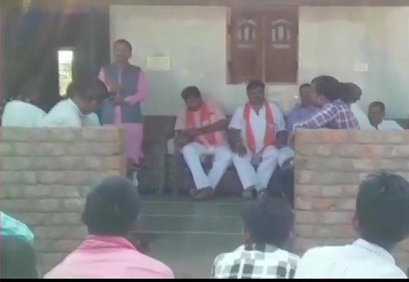 बीजेपी नेता की धमकी- मोदी साहब ने कैमरे लगवाए हैं,  वोट नहीं दिया तो उन्हें पता चल जाएगा, फिर आपको काम नहीं मिलेगा