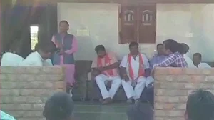 बीजेपी नेता की धमकी- मोदी साहब ने कैमरे लगवाए हैं, वोट नहीं दिया तो उन्हें पता चल जाएगा, फिर आपको काम नहीं मिलेगा