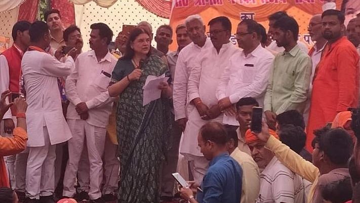 सुल्तानपुर की हवा में हार के झोंके देख घबराईं मेनका गांधी, मुस्लिमों को दी खुली धमकी, कहा- वोट नहीं तो काम नहीं