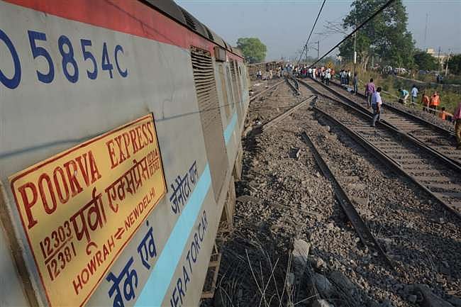 कानपुर में पूर्वा एक्सप्रेस के 12 डिब्बे पटरी से उतरे, 28 से ज्यादा घायल, 10 ट्रेन रद्द, 12 के रूट डायवर्ट