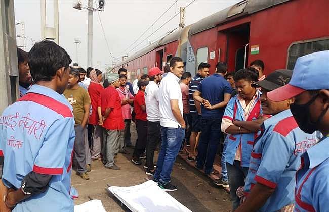दिल्ली-भुवनेश्वर राजधानी एक्सप्रेस में खाना खाने के बाद कई यात्री बीमार, यात्रियों का हंगामा