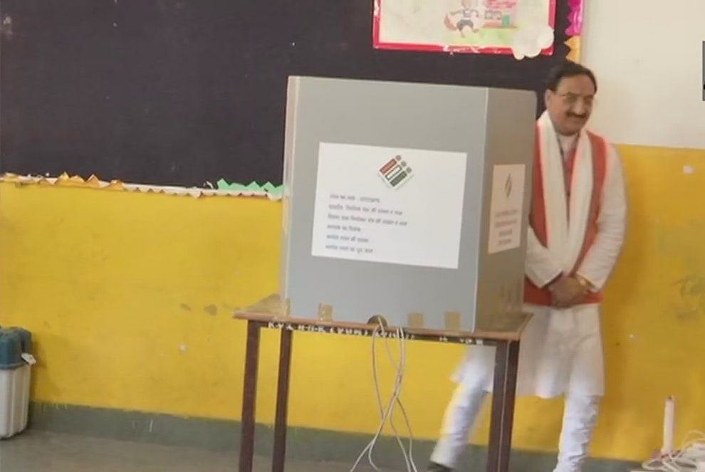 लोकसभा चुनाव: पहले चरण की 91 सीटों पर मतदान जारी, इन दिग्गजों ने डाला वोट