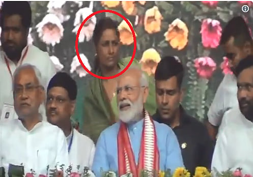 पीएम  ने हत्या के आरोपी की मां के साथ साझा किया मंच, यह सिर्फ मोदी है तो मुमकिन है! देखें वीडियो