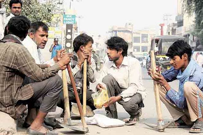 मंदी की तरफ बढ़ रही है देश की अर्थव्यवस्था, घरेलू बचत 20 साल के निचले स्तर पर पहुंची, टैक्स कलेक्शन भी घटा