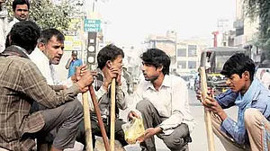 मंदी की तरफ बढ़ रही है देश की अर्थव्यवस्था, घरेलू बचत 20 साल के निचले स्तर पर पहुंची, टैक्स कलेक्शन भी घटा