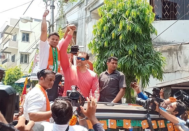 लोकसभा चुनाव: बीजेपी प्रत्याशी के समर्थन में प्रचार कर बुरे फंसे द ग्रेट खली, चुनाव आयोग से शिकायत