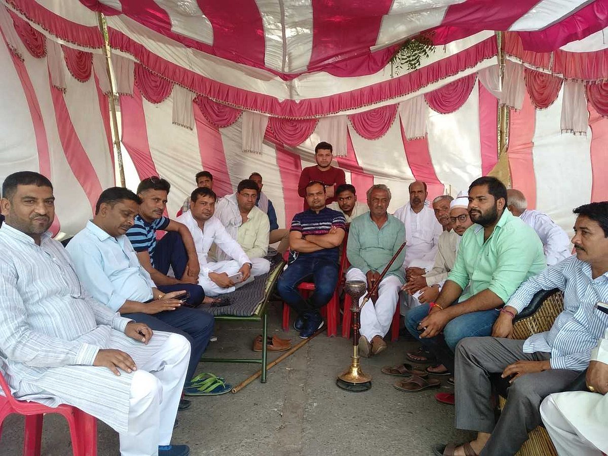 मुजफ्फरनगरः चुनाव के बाद ईवीएम की सुरक्षा बनी चुनौती, लाठी-डंडे के साथ पहरेदारी कर रहा विपक्ष 