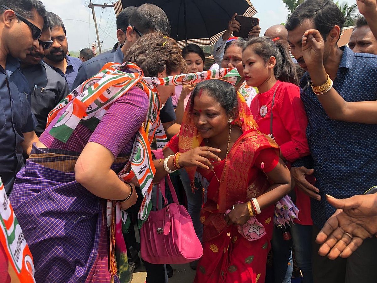 लोकसभा चुनाव: प्रियंका गांधी ने असम के सिलचर में  पार्टी प्रत्याशी के समर्थन में किया रोड शो, उमड़ा जनसैलाब