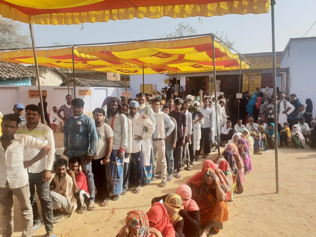 लोकसभा चौथा चरण मतदान LIVE: चुनाव  आयोग ने माना कई जगह वीवीपैट नहीं चला, कई जगह बदली गईं ईवीएम