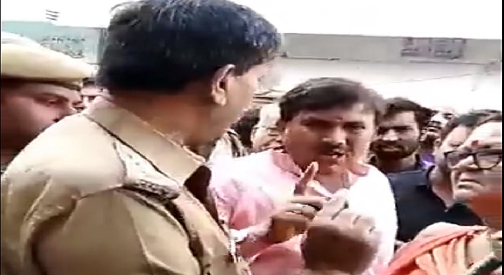 वीडियोः कानपुर में चुनाव के दौरान पुलिस अधिकारी को बीजेपी नेता की धमकी- तू मेरी हिट लिस्ट में, आज के बाद देख लूंगा