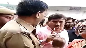 वीडियोः कानपुर में चुनाव के दौरान पुलिस अधिकारी को बीजेपी नेता की धमकी- तू मेरी हिट लिस्ट में, आज के बाद देख लूंगा