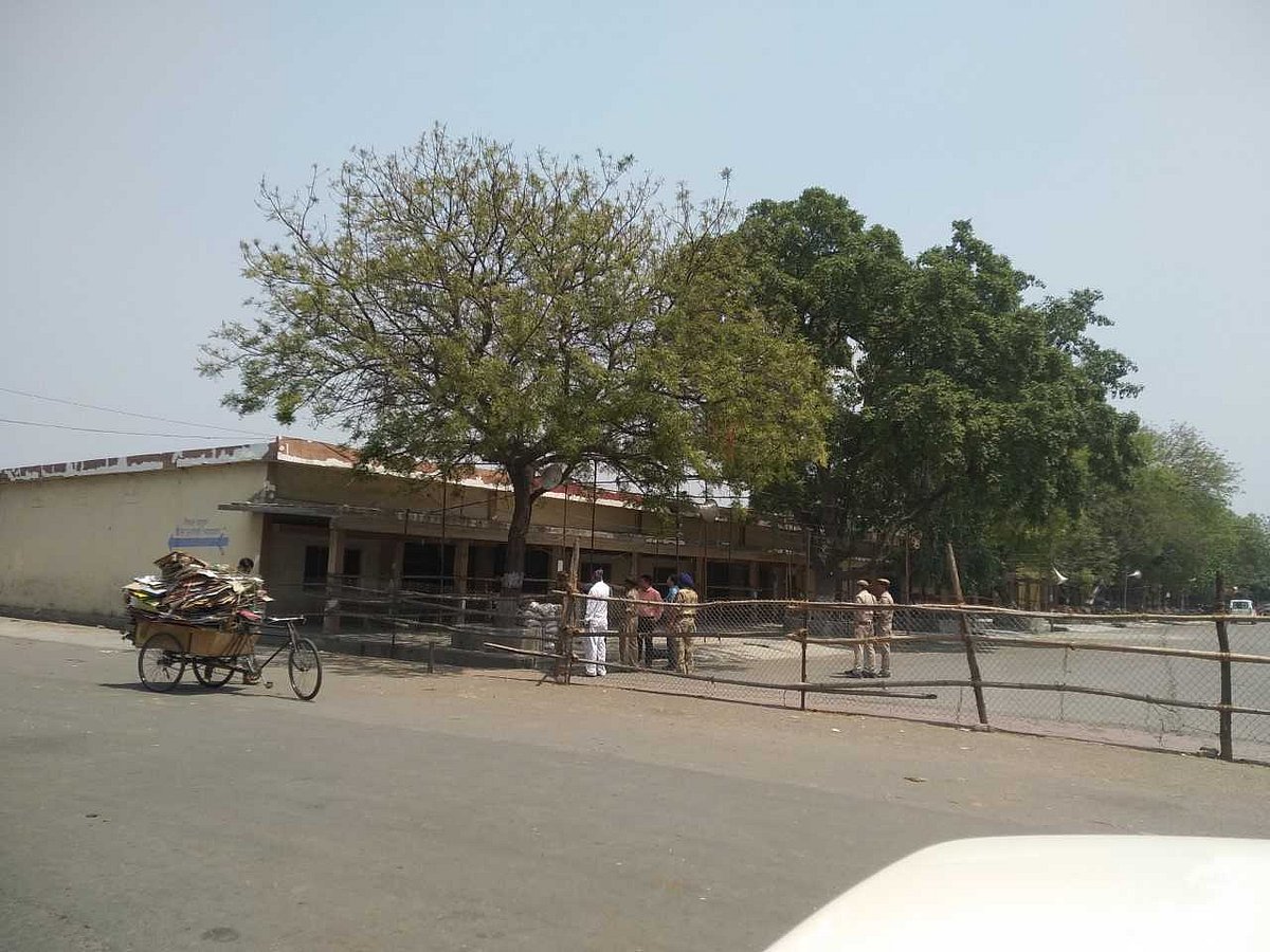 मुजफ्फरनगरः चुनाव के बाद ईवीएम की सुरक्षा बनी चुनौती, लाठी-डंडे के साथ पहरेदारी कर रहा विपक्ष 