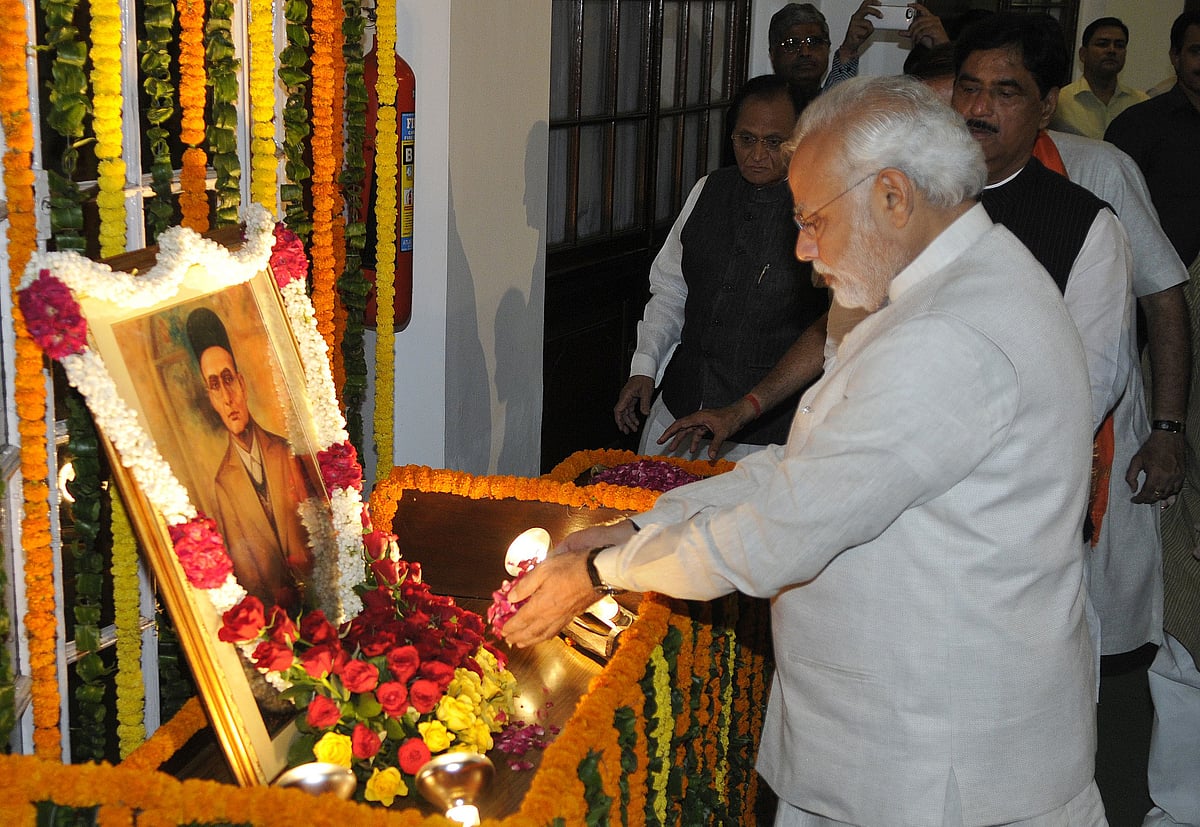 मई 2014 में सावरकर के चित्र का माल्यार्पण करते प्रधानमंत्री नरेंद्र मोदी (Photo : Getty Images)