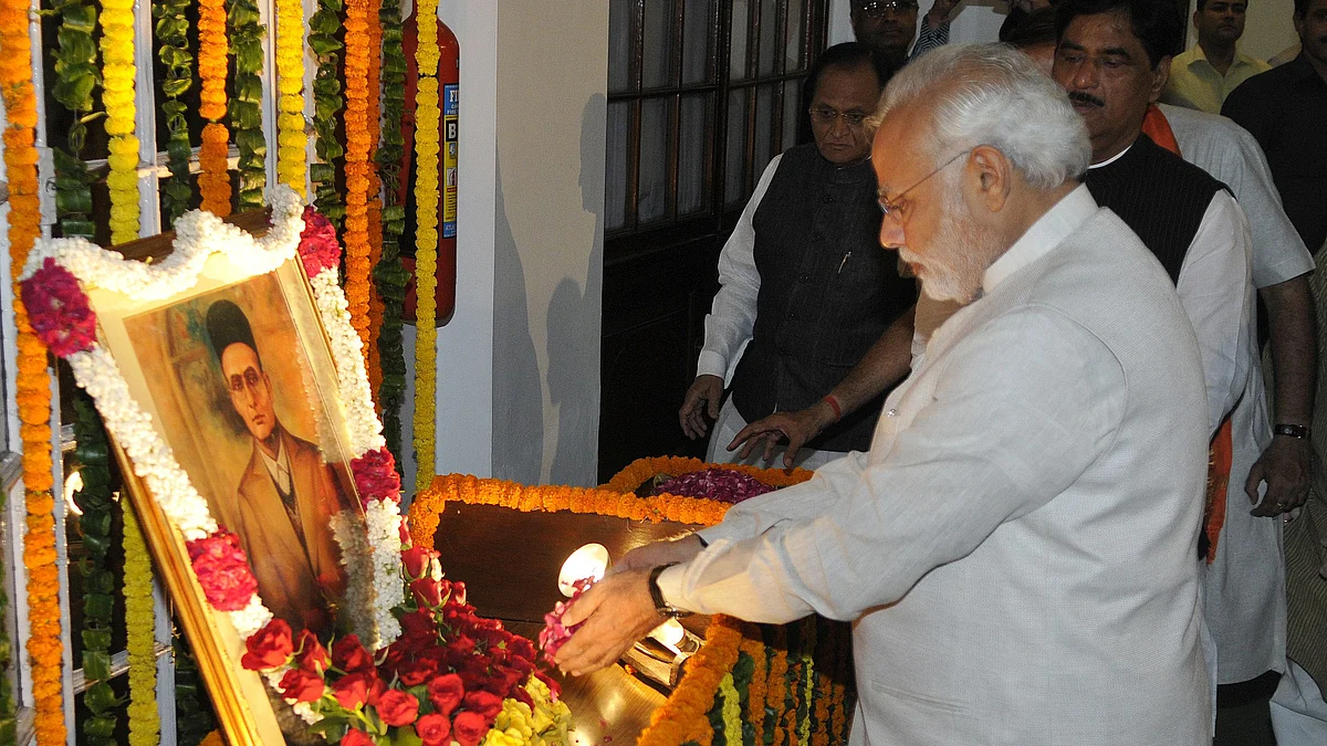 मई 2014 में सावरकर के चित्र का माल्यार्पण करते प्रधानमंत्री नरेंद्र मोदी (Photo : Getty Images)
