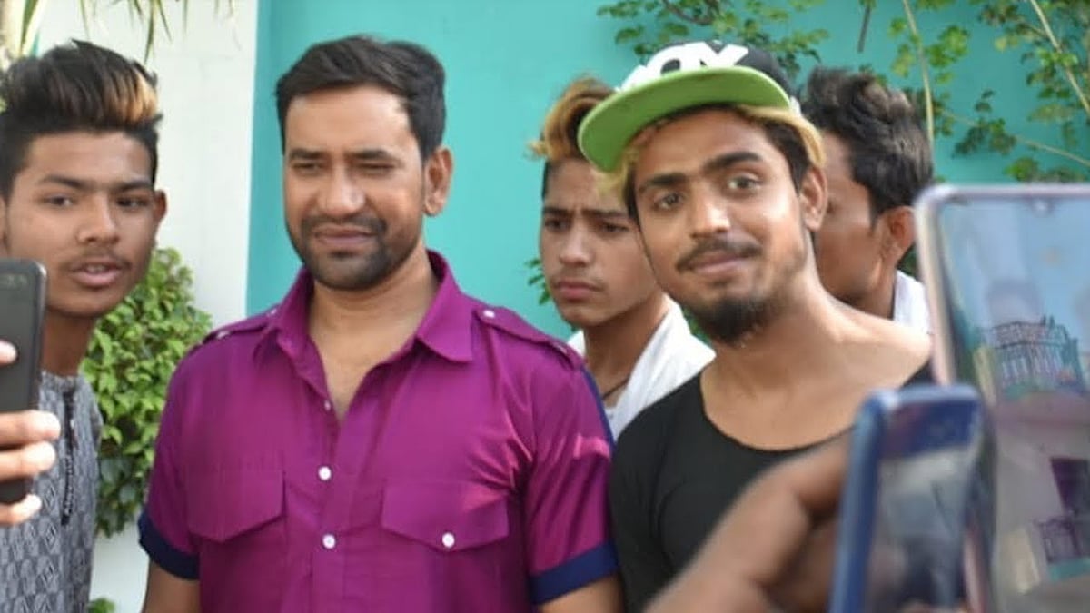 आजमगढ़ में बीजेपी प्रत्याशी का विरोध, ‘अखिलेश यादव जिंदाबाद’ और ‘निरहुआ तुमा वापस जाओ’ के लगे नारे