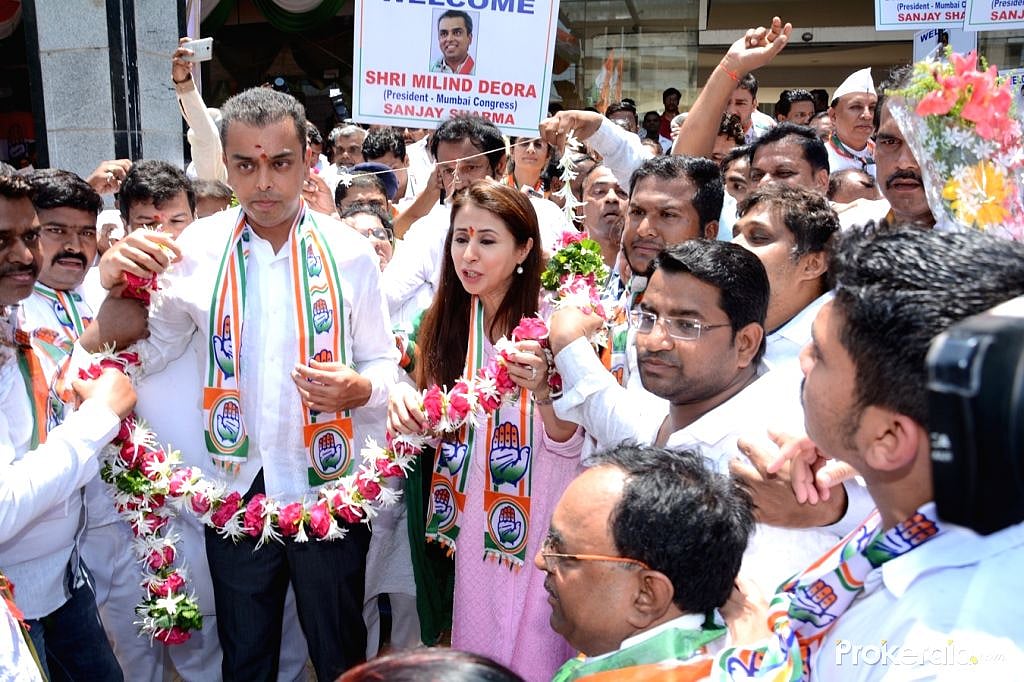 महाराष्ट्र : अंतिम चरण में 17 सीटों पर 323 उम्मीदवार, उर्मिला-मिलिंद की किस्मत होगी ईवीएम में बंद 