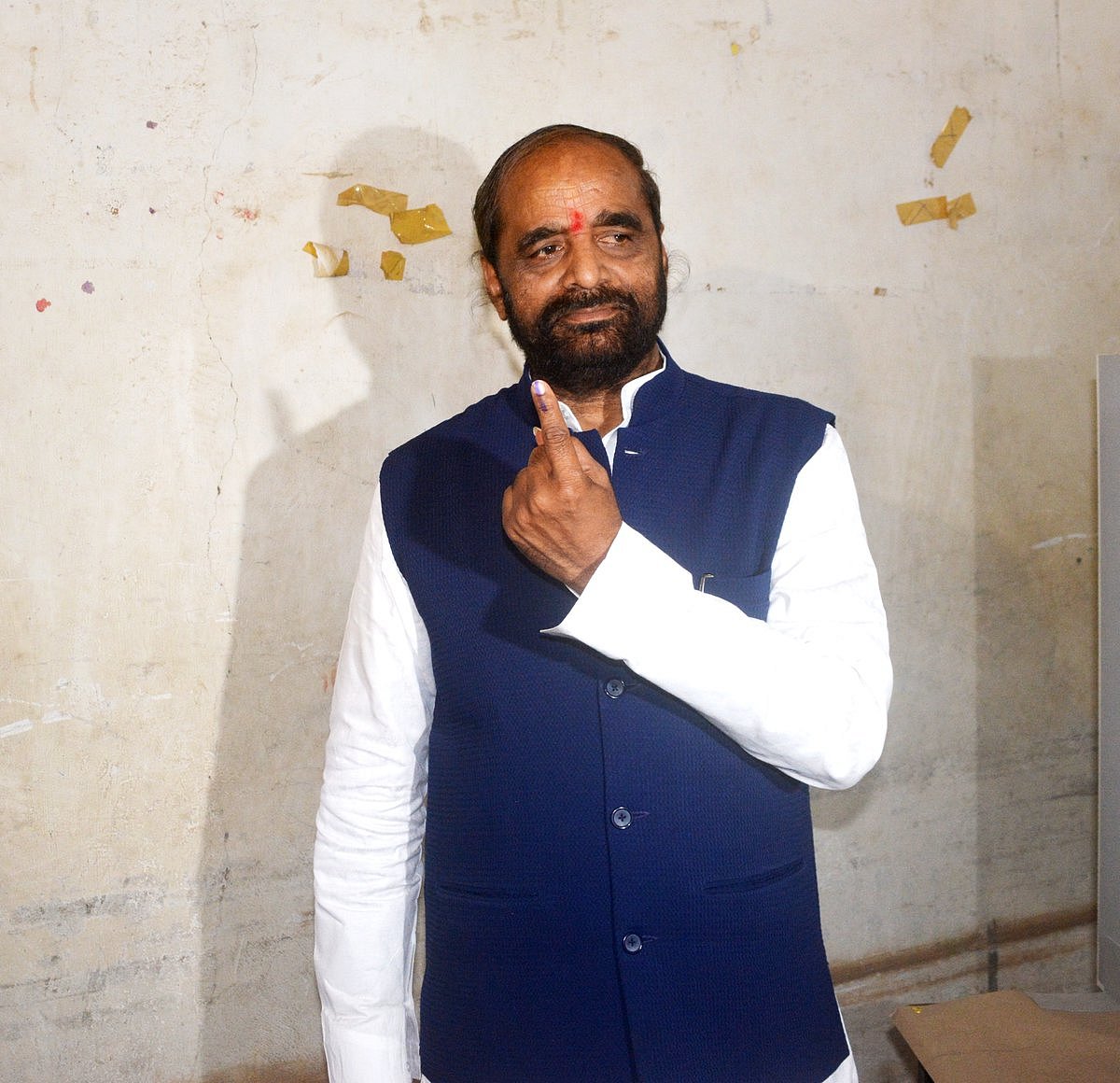 लोकसभा चुनाव: पहले चरण की 91 सीटों पर मतदान जारी, इन दिग्गजों ने डाला वोट