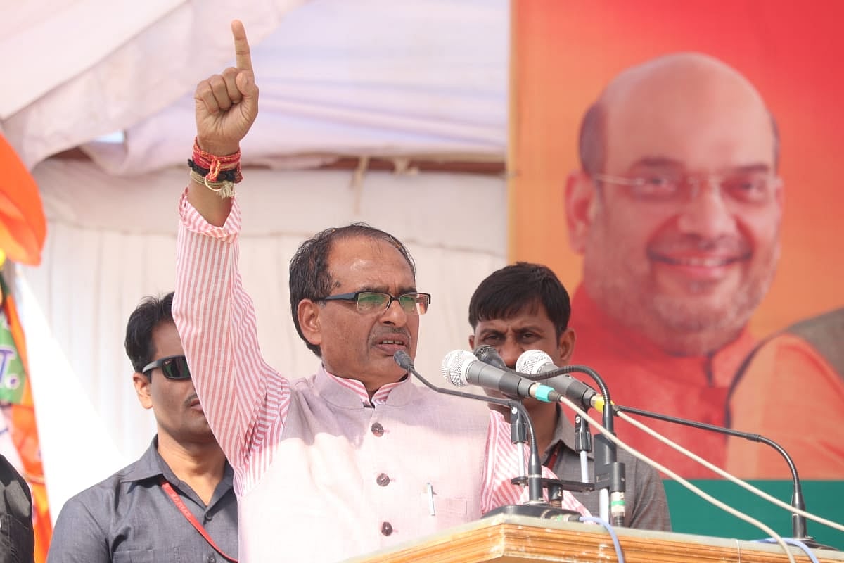 हार के डर से बौखलाए बीजेपी नेता! एक ने कही कलेक्टर को देख लेने की बात तो दूसरे ने बाजू काटकर हाथ में देने की दी धमकी