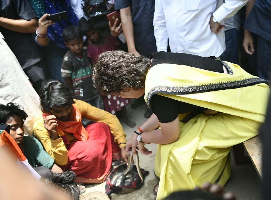 वीडियो: जब चुनाव प्रचार के दौरान सपेरों के बीच सांपों से खेलने लगीं कांग्रेस महासचिव प्रियंका गांधी