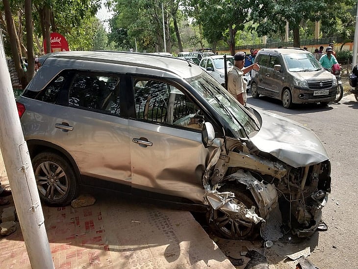 लालू  के बेटे तेज प्रताप की कार की भीषण टक्कर, हुए घायल, अस्पताल में हाल जानने वालों का लगा जमावड़ा