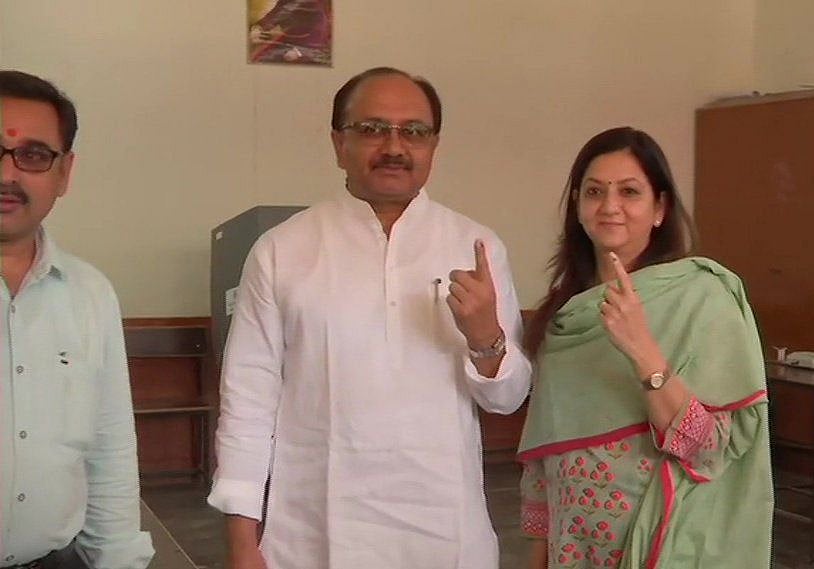लोकसभा चुनाव: छठे चरण की 59 सीटों पर मतदान जारी, राहुल-सोनिया गांधी समेत कई दिग्गजों ने डाला वोट