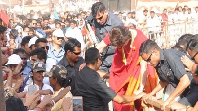वीडियो: सभा के बाद जब 5 फीट ऊंचे बैरिकेड्स कूदकर महिलाओं से मिलने पहुंचीं  प्रियंका गांधी