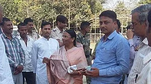 बिहार: बीजेपी की उम्मीदवार रमा देवी के ठिकाने पर छापेमारी, कई लाख कैश बरामद
