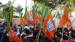 बीजेपी के असली चाल, चरित्र और चेहरे को चरितार्थ कर रहे बीजेपी के ये नेता, इनके लिए गांधी नहीं गोडसे हैं आदर्श?
