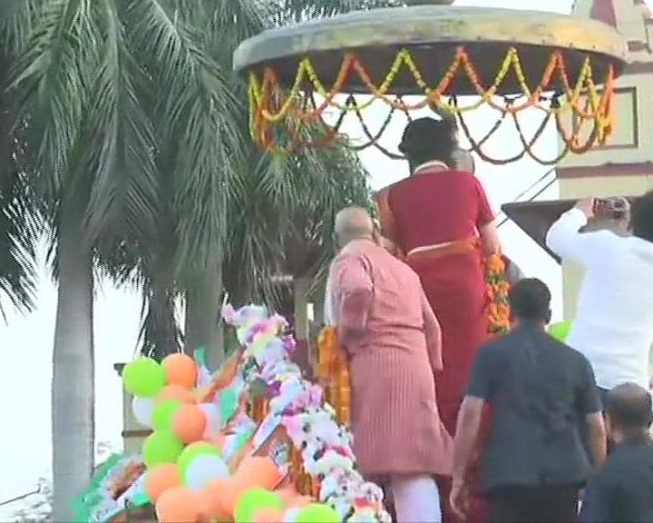 मोदी के गढ़ काशी में प्रियंका गांधी के रोडशो में उमड़ा जनसैलाब, बोलीं- मोदी सरकार मजबूत नहीं, मगरूर
