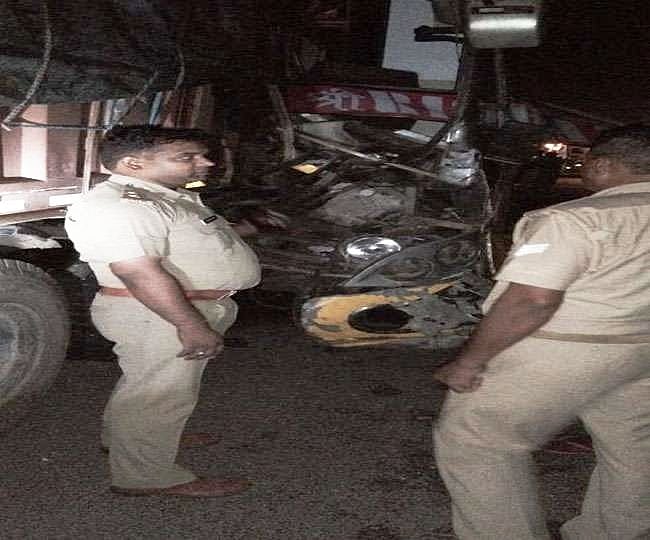 लखनऊ-आगरा-एक्सप्रेस-वे पर फिर भीषण सड़क हादसा, ट्रक से टकराई बस, एक की मौत, 24 घायल