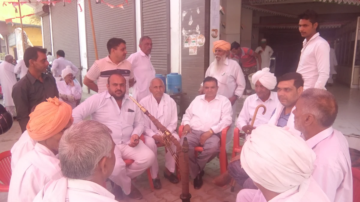 सोनीपत जिले के खरखौदा में बात करते हुए लोग (फोटो: धीरेन्द्र अवस्थी)