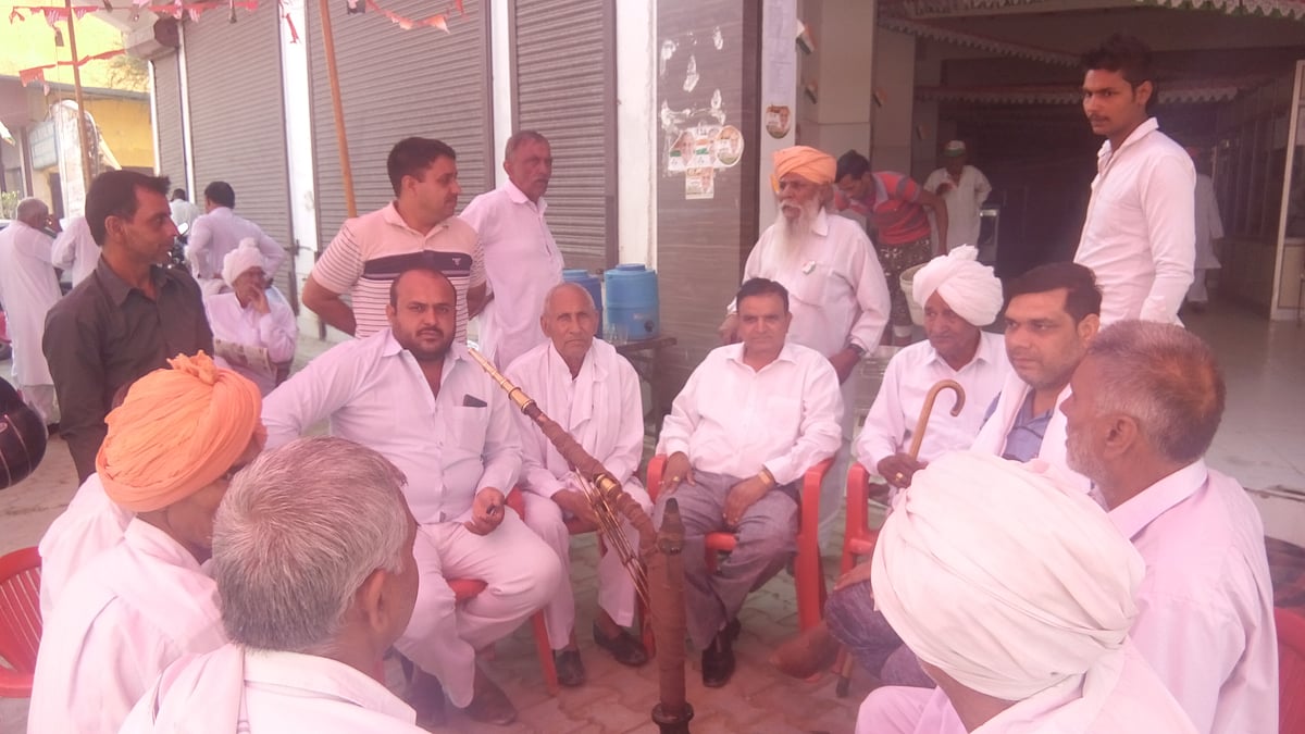 सोनीपत जिले के खरखौदा में बात करते हुए लोग (फोटो: धीरेन्द्र अवस्थी)