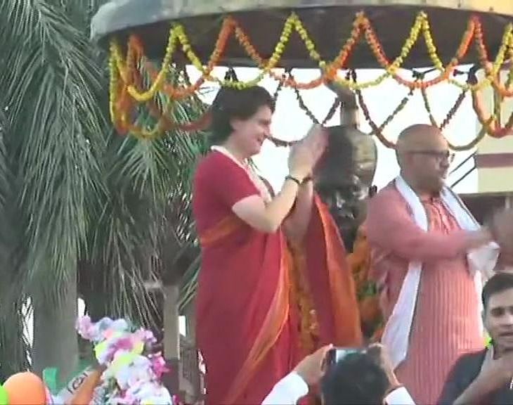 मोदी के गढ़ काशी में प्रियंका गांधी के रोडशो में उमड़ा जनसैलाब, बोलीं- मोदी सरकार मजबूत नहीं, मगरूर