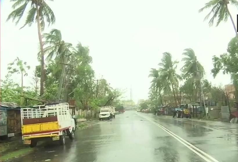 ‘फानी’ तूफान का पुरी पहुंचने के बाद दिखा भयानक रूप, 245 किमी की रफ्तार से चल रही हवाएं, तस्वीरों में देखें मंजर