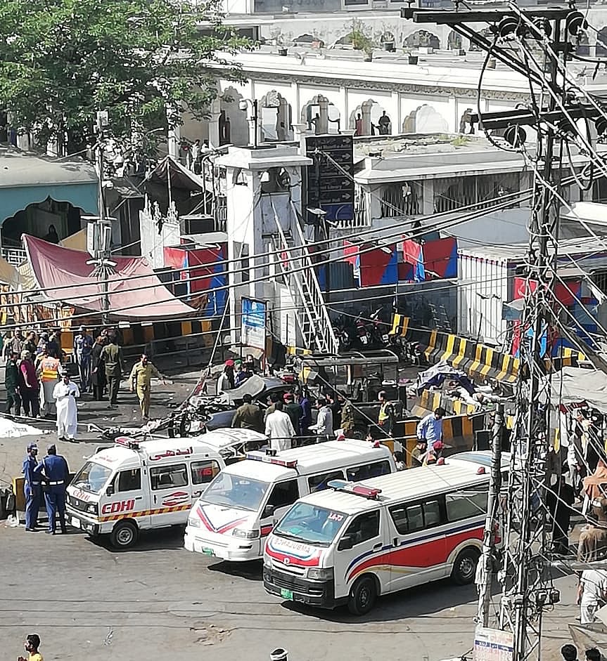पाकिस्तान के लाहौर में दाता दरबार के बाहर आत्मघाती हमला, तस्वीरों में देखें दिल दहलाने वाला मंजर