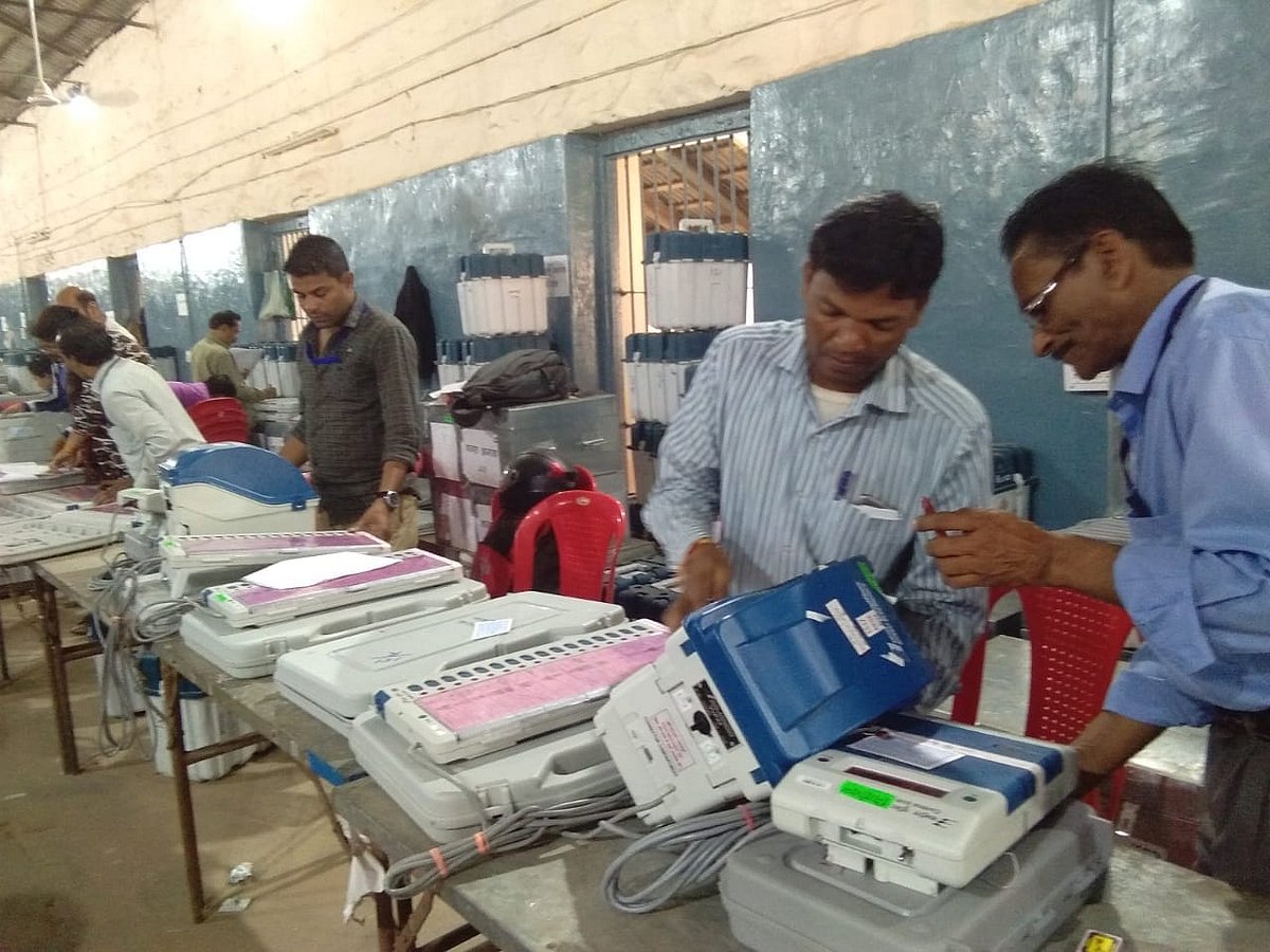 बढ़ता जा रहा है ईवीएम पर शक, अब झारखंड में भी मिला ईवीएम के खाली बक्सों से भरा ट्रक