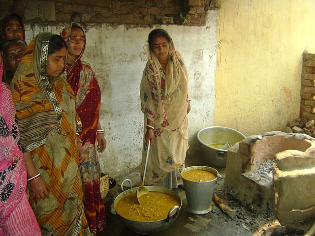 आखिर क्यों नहीं नज़र आती किसी को मिड डे मील बनाने वाली महिलाओं की व्यथा !