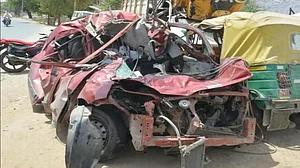 उत्तर प्रदेश: फिरोजाबाद में ट्रक ने कार को मारी टक्कर, भीषण हादसे में तीन लोगों की मौत, एक घायल