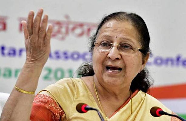 सुमित्रा महाजन ने की आयुष्मान योजना की तारीफ तो भड़के डॉक्टर ने छीना माइक, सुनाई खरी-खरी