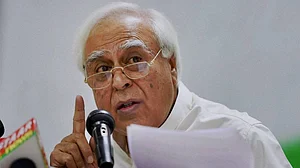 मसूद अजहर पर प्रतिबंध लगने का श्रेय लेने पर मोदी से सिब्बल का सवाल, क्या पीएम कह सकते हैं आतंकवाद अब खत्म होगा?
