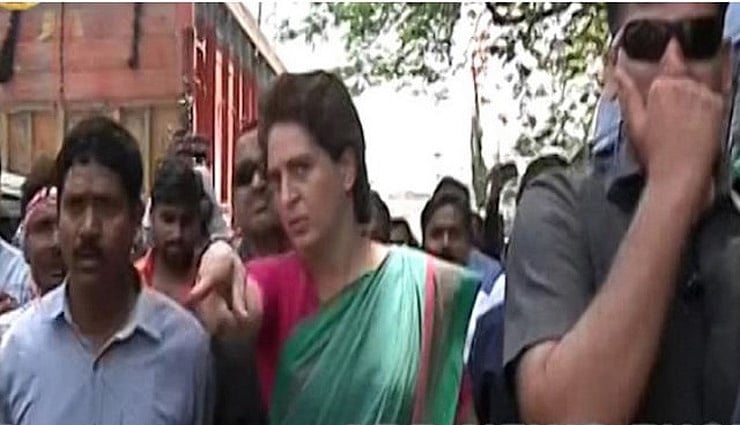 वीडियो: लोगों के सामने प्रियंका गांधी ने पेश की मिसाल, जाम में फंसी एंबुलेंस को देख गाड़ी से उतरीं, खुलवाया रास्ता