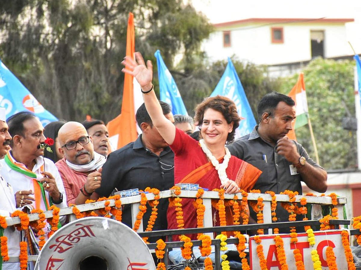 प्रियंका गांधी के रोड शो में बिगड़ी युवक की तबीयत, पानी पिलाया और तुरंत भिजवाया अस्पताल, देखें वीडियो 