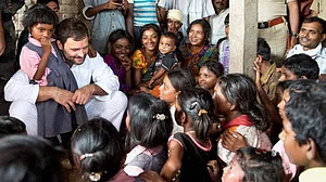 सरकारी मशीनरी के इस्तेमाल से अमेठी की दीवारों पर दिख रहीं स्मृति, लेकिन लोगों के दिलों में तो राहुल ही हैं