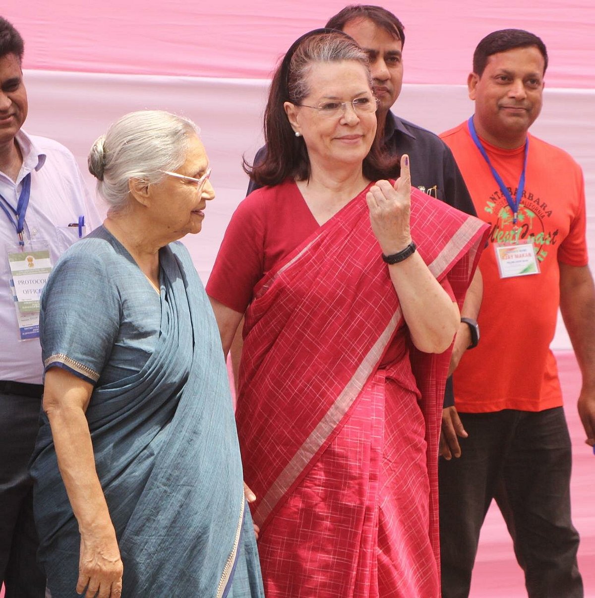 लोकसभा चुनाव: छठे चरण की 59 सीटों पर मतदान जारी, राहुल-सोनिया गांधी समेत कई दिग्गजों ने डाला वोट