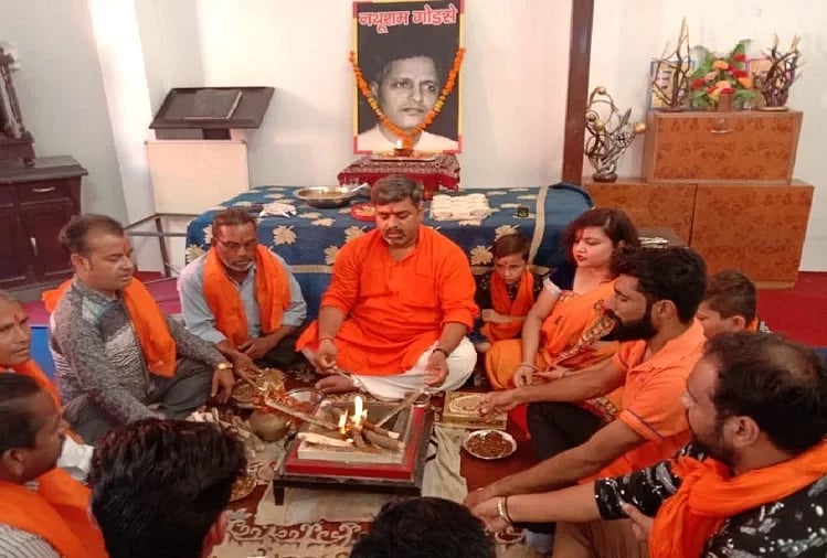 हिन्दू महासभा ने मनाया गोडसे का जन्मदिन, चिट्ठी लिख राष्ट्रपति से की राजघाट से गांधी समाधि हटाने की मांग 