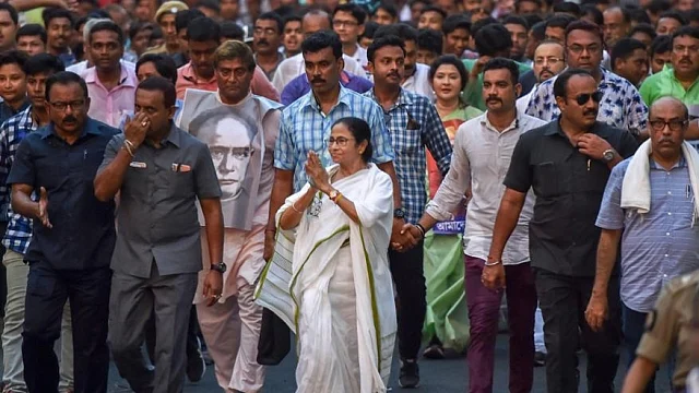 चुनाव आयोग की कार्यवाही के खिलाफ विरोध मार्च में हिस्सा लेती पश्चिम बंगाल की मुख्यमंत्री ममता बनर्जी (फोटो : सोशल मीडिया)