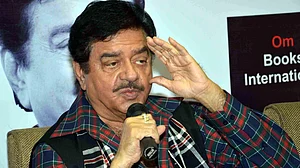 मेरे बीजेपी छोड़ने के फैसले पर भावुक होकर आडवाणी जी ने दिया था आशीर्वाद- शत्रुघ्न सिन्हा