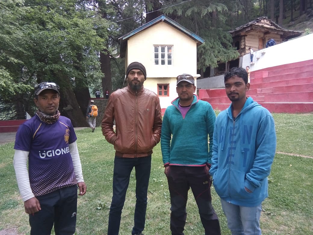 प्रीणी में ऋषि जमदग्नि मंदिर के बाहर गांववाले बात करते हुए